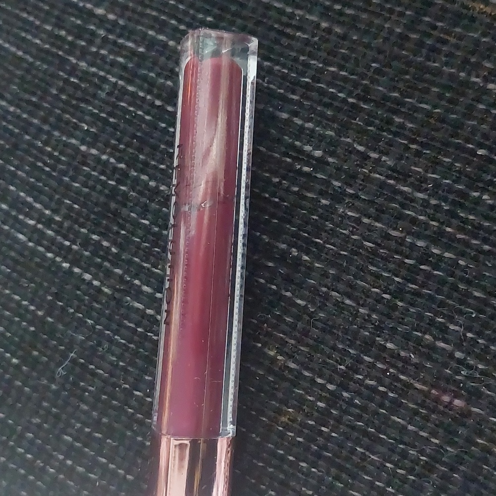New makeup revolution lip vinyl black forest‎